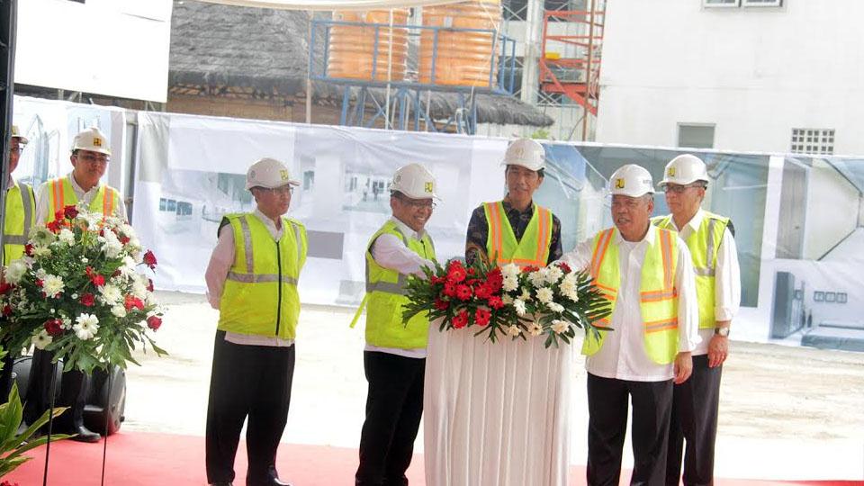 Presiden RI Joko Widodo (ketiga dari kanan) saat meninjau proyek pembangunan Wisma Atlet Kemayoran. - INDOSPORT
